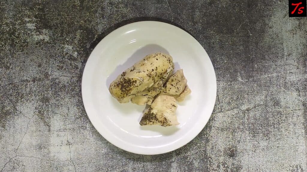 boiled-chicken-on-a-plate