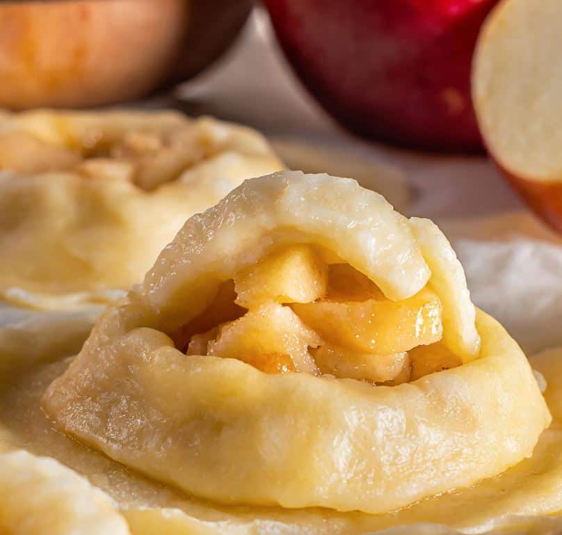 apple-filling-at-the-center-of-the-dough